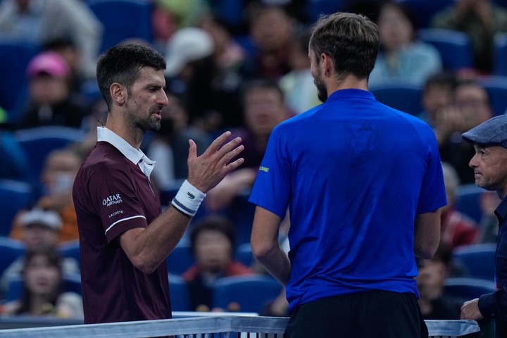Šokujúci koniec semifinále! Medvedev bol diskvalifikovaný, Djokovič oslavuje postup